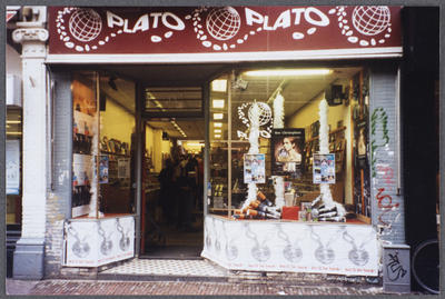 606439 Gezicht op de etalage van muziekwinkel Plato (Steenweg 13) te Utrecht.